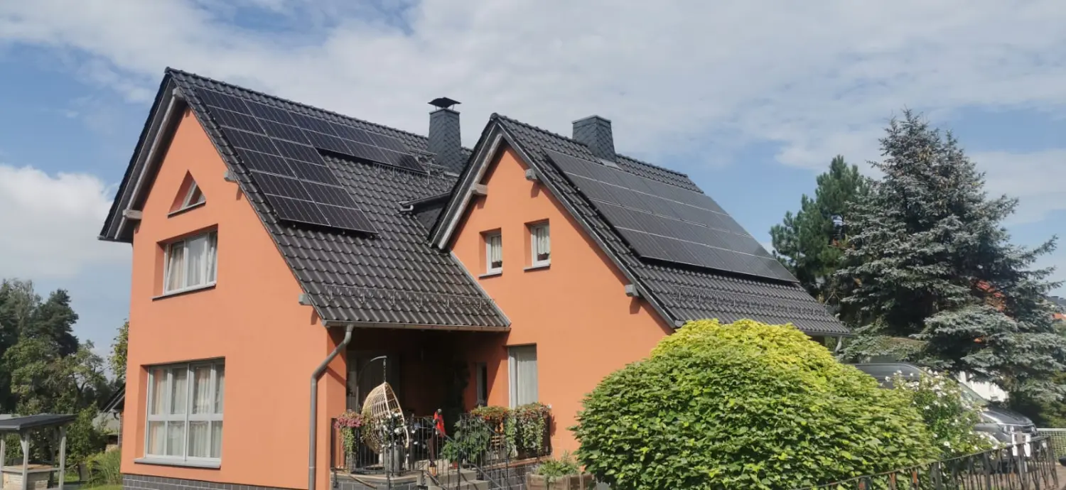 Solaranlage auf einem Hausdach vom Solarzentrum Thüringen
